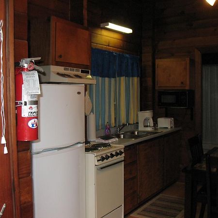 Forest Lake Camping Resort Lakefront Cabin 8 Advance Екстер'єр фото