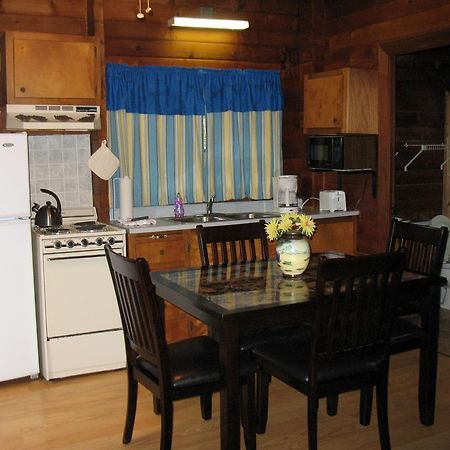 Forest Lake Camping Resort Lakefront Cabin 8 Advance Екстер'єр фото
