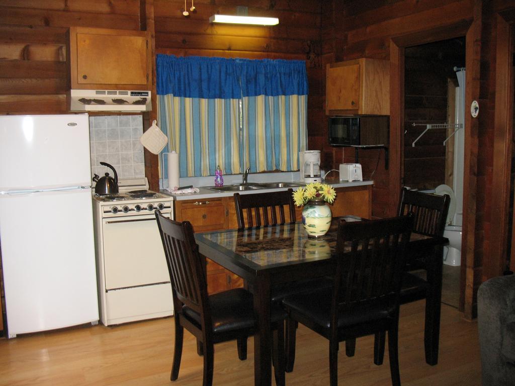 Forest Lake Camping Resort Lakefront Cabin 8 Advance Екстер'єр фото